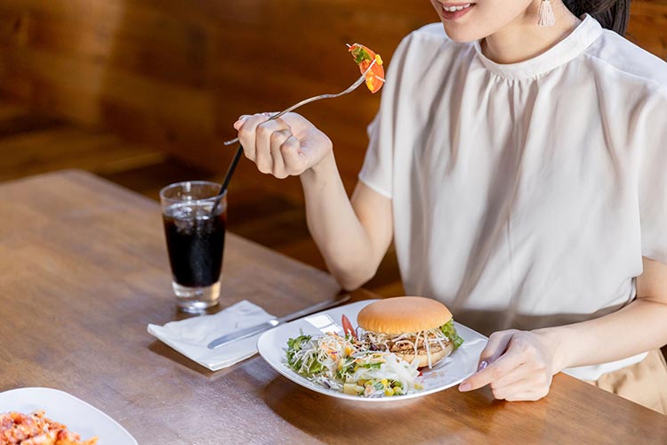 食事などで邪魔にならない